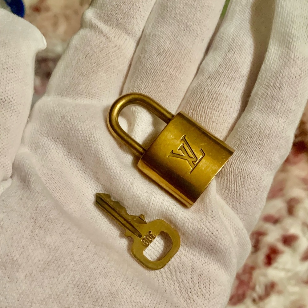 ❎❎SOLD❎❎Louis Vuitton #309 Goldtone Key Lock 100% Authentic - Picture 3 of 4